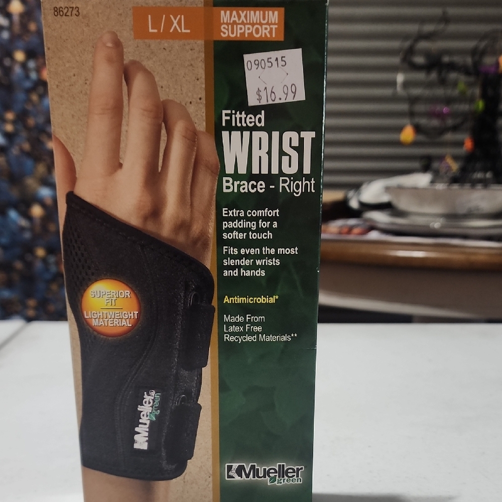 Mueller Black Fitted Wrist Brace - Right Hand